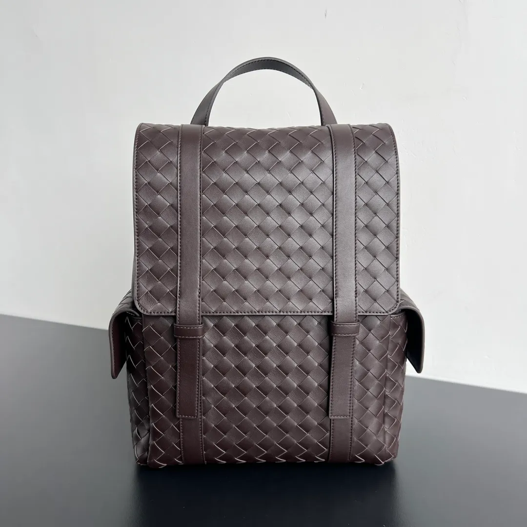 Batch 2560 #BV new men's backpack, super popular 🎒805971 ~ Made of soft calfskin, purely handmade. The weaving is tight and regular, the texture is three-dimensional, and the taste is low-key. 💥Hidden magnetic buckle opening and closing and multi-compartment storage allow for seamless switching between business and commuting. The interior is made of canvas that is wear-resistant and durable. It is highly recommended to brothers who pursue fashion and practicality. You will never be disappointed 👍 Dimensions: 39x31x14